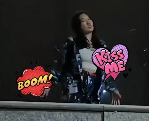 军训女孩跳舞吃瓜视频,校园生活趣味横生