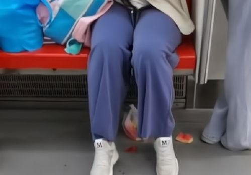 占座吃瓜的视频,占座吃瓜，揭秘校园生活百态