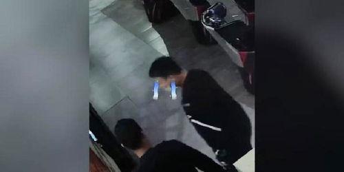 男子吃瓜群众摔倒视频,瓜还是别吃了？