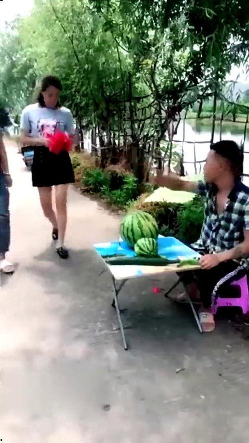 二货吃瓜搞笑视频