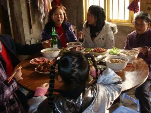 河北铺妯娌俩吃瓜视频